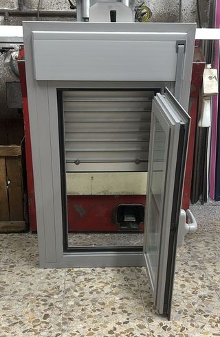 Ventana abatible de aluminio de 52 x 93,7 cm