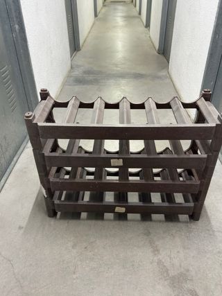 Botellero de plástico marrón