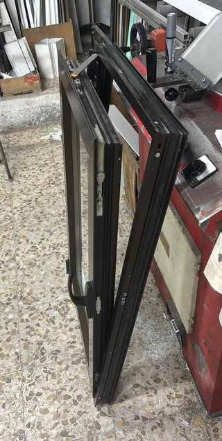 Ventana abatible de aluminio de 64,3 x 102,5 cm