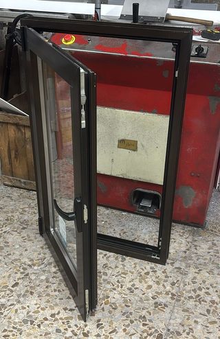 Ventana abatible de aluminio de 64,3 x 102,5 cm