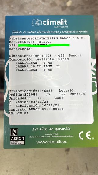 Ventana abatible de aluminio de 64,3 x 102,5 cm