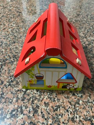 Casa de madera para clasificar formas