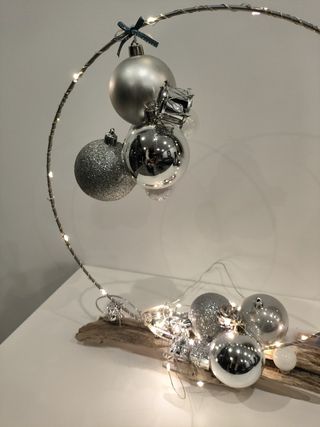 Centro de Navidad con Bolas Plateadas