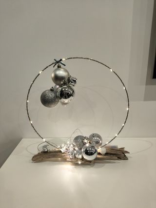 Centro de Navidad con Bolas Plateadas