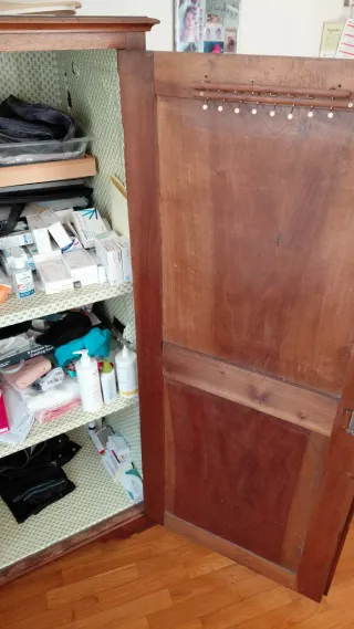 Armario antiguo de madera