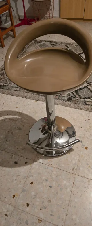 Taburetes altos regulables beige y plateado