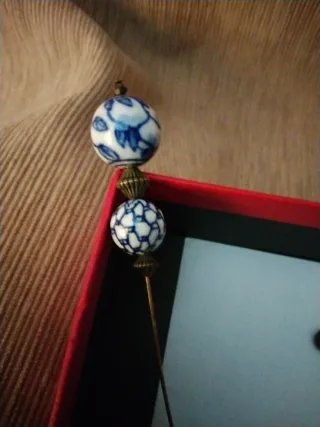 2 agujas antiguas cristal y cerámica