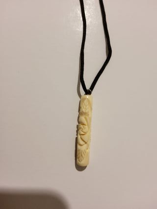 Collana con ciondolo inciso