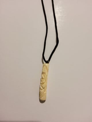 Collana con ciondolo inciso