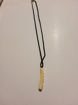 Collana con ciondolo inciso