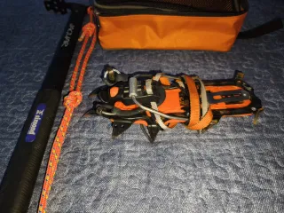 Piolet travesía simond y crampones petzl vasak