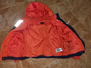 Chaqueta plumífero Guess con capucha y banda refle