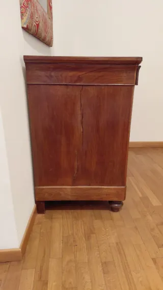 Cómoda antigua de madera