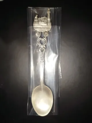 Cucchiaio da collezione (argento 800).