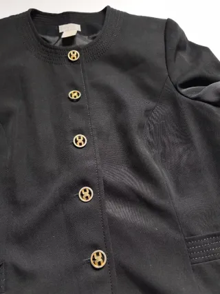 Americana negra botones dorados