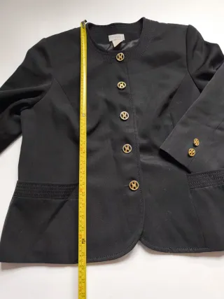 Americana negra botones dorados