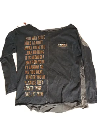 Camiseta gris con letras doradas