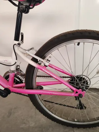 Bicicleta infantil rosa con cesta