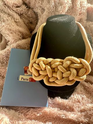 Collar de cuerda tejido beige y dorado