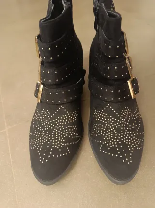 Botas negras con tachuelas doradas T.38