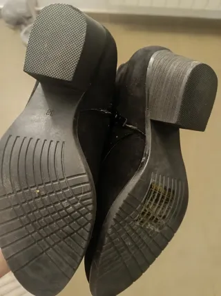 Botas negras con tachuelas doradas T.38