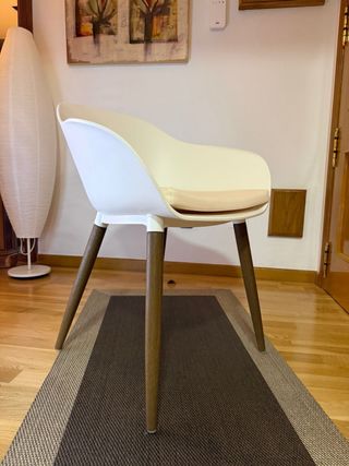 Sedie da cucina bianche e in legno