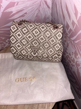 Bolso Guess tejido beige y gris