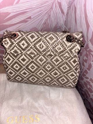 Bolso Guess tejido beige y gris