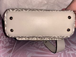 Bolso Guess tejido beige y gris