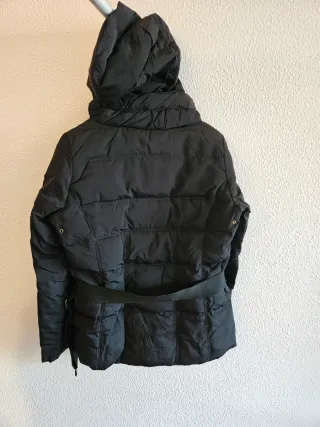 Cazadora de plumas negra