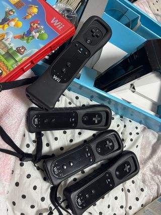Nintendo Wii Negra con 4 mandos y 3 juegos