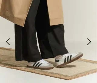 Zapatillas Blancas y Negras