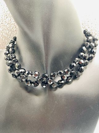 Gargantilla de piedras negras brillantes