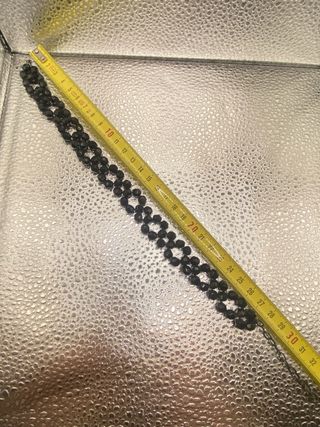Gargantilla de piedras negras brillantes