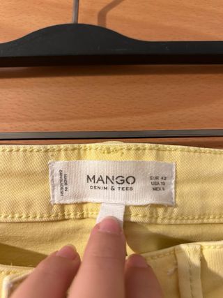 Pantalones vaqueros amarillos de Mango