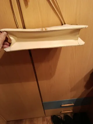 Bolso beige y blanco