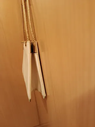 Bolso beige y blanco