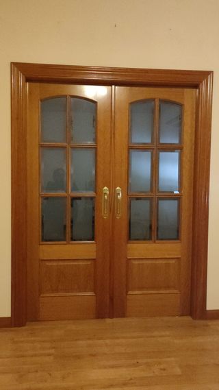 11 puertas de cerezo, con marcos y manillas.