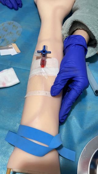 Brazo simulador enfermería con herramientas