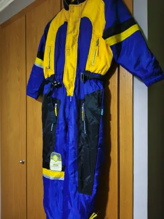 Mono de esquí azul y amarillo talla 152