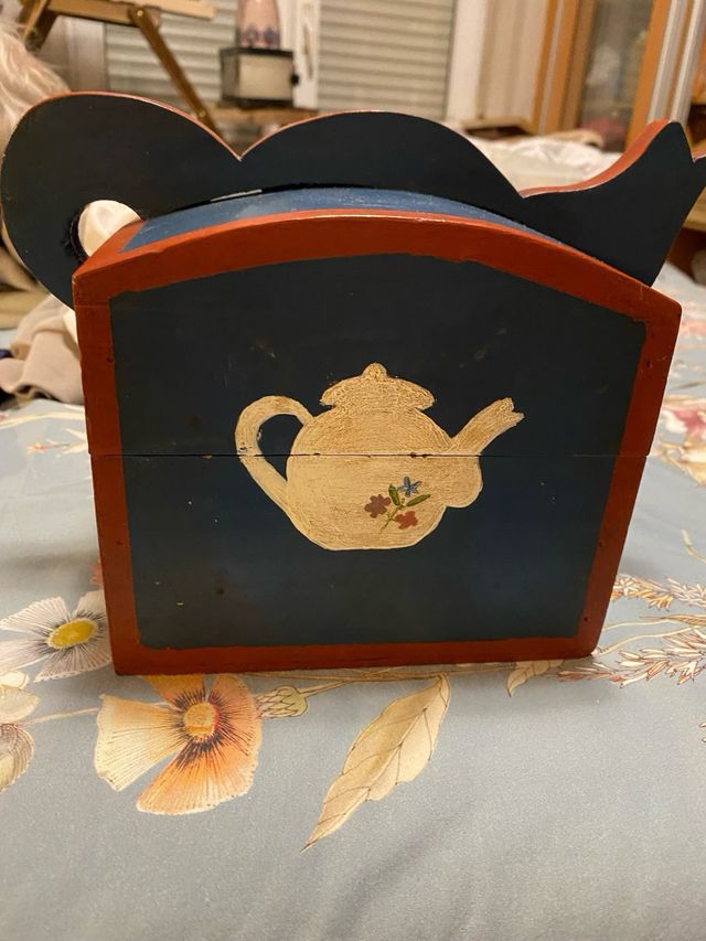 Caja antigua decorada para infusiones