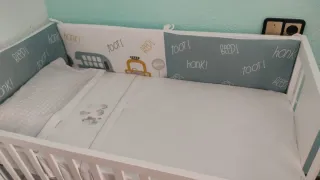 Cuna blanca con protector de cuna
