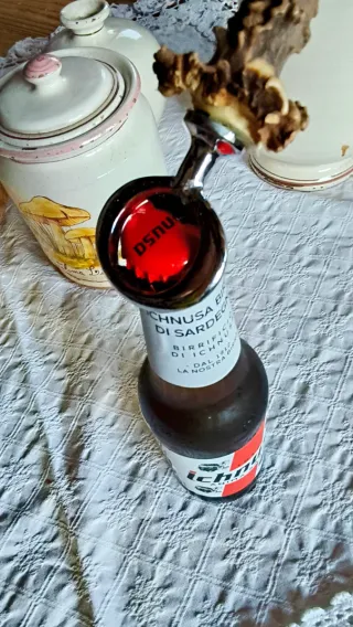 Apribottiglie in corno e metallo