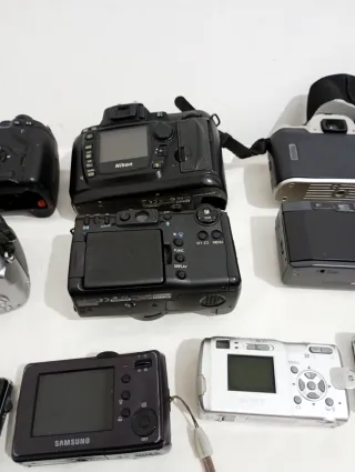 Lotto 10 Fotocamere Vintage: Canon, Nikon, Sony...