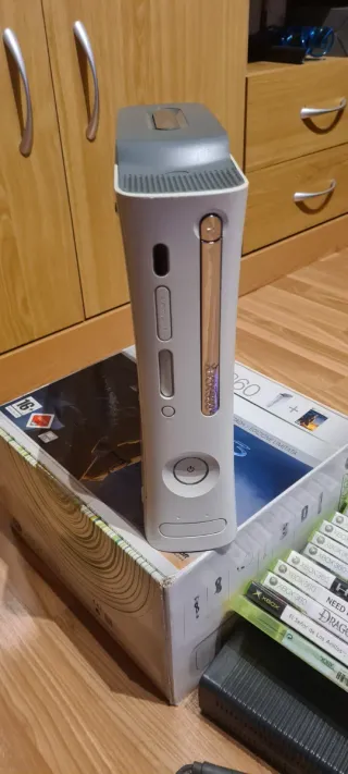 Xbox 360 Blanca + 15 Videojuegos + 2 Mandos