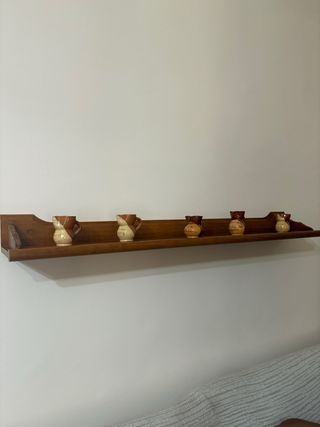 Scaffale in legno con figure in ceramica