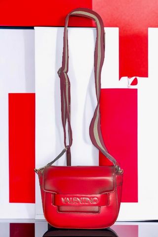 Bolso bandolera Valentino cuero rojo · Como nuevo