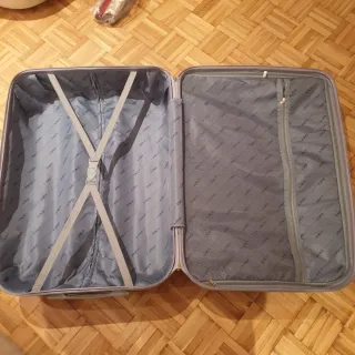 Maleta rígida grande azul oscuro.