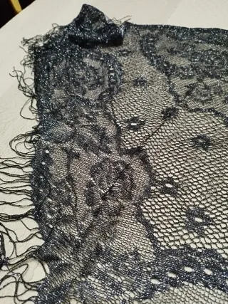 Chal triangular encaje gris plata