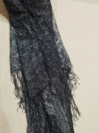 Chal triangular encaje gris plata